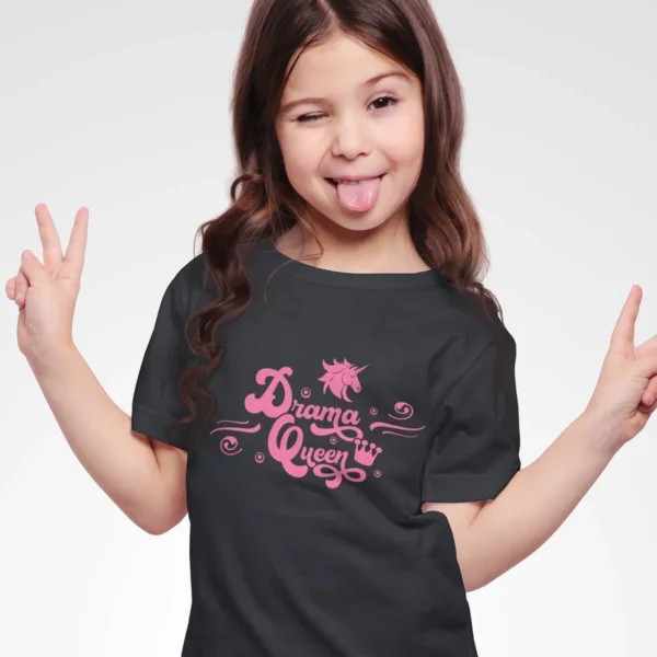 Kinder-T-Shirt “100% Drama Queen” – Für die kleinen Stars des Alltags – Bild 3